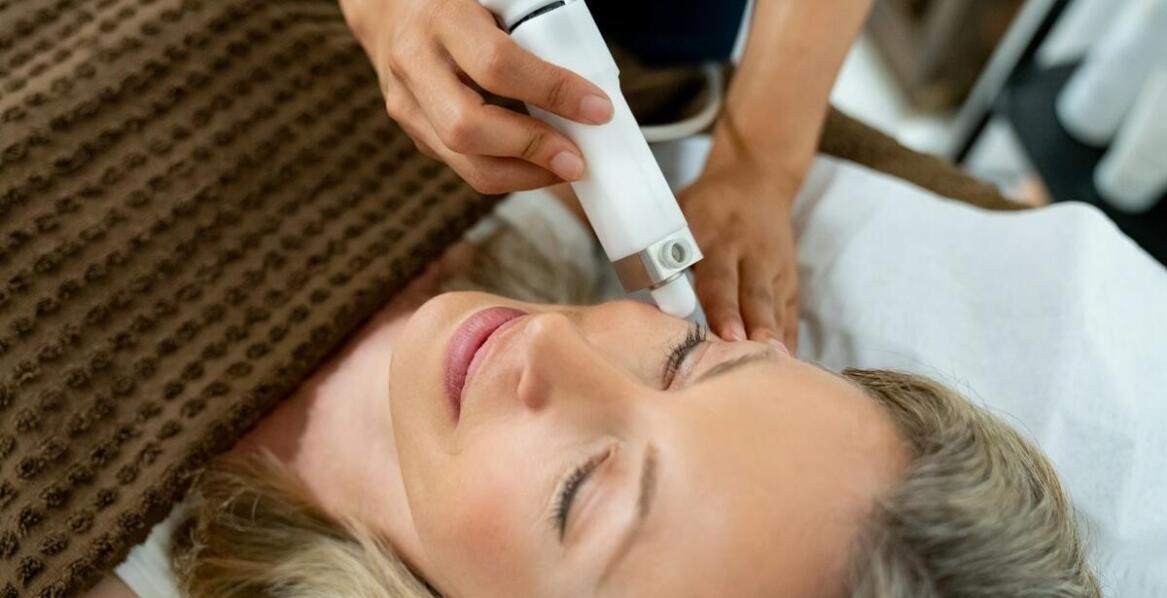 Zalety radiofrekwencji mikroigłowej w porównaniu do tradycyjnych metod liftingu