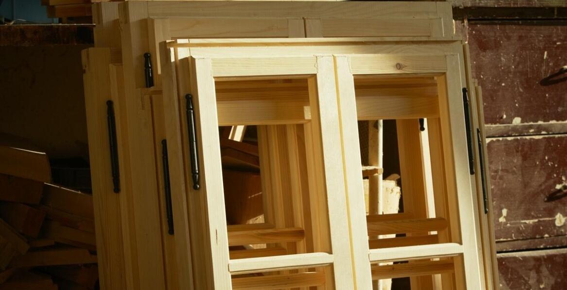 Wie lassen sich Holzfenster nach Maß an Retro-Gebäude anpassen?