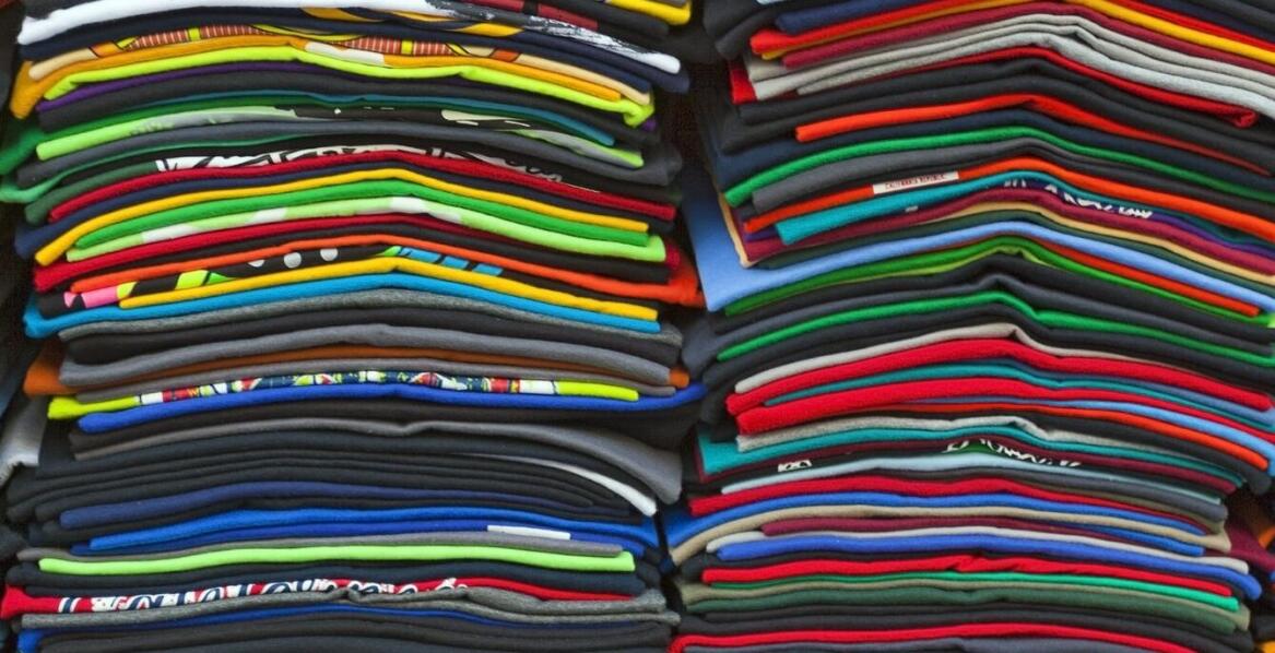 Jakie możliwości daje koszulka z nadrukiem w promocji marki?