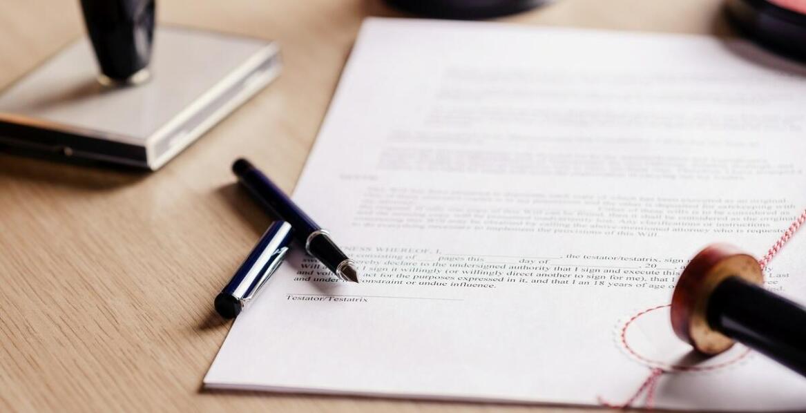 Znaczenie poświadczeń notarialnych w procesach sądowych – co warto wiedzieć?