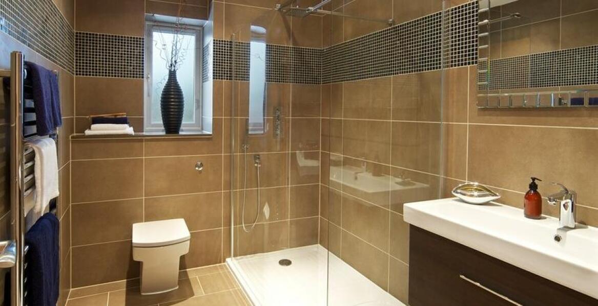 Zalety odwodnienia liniowego w małych łazienkach