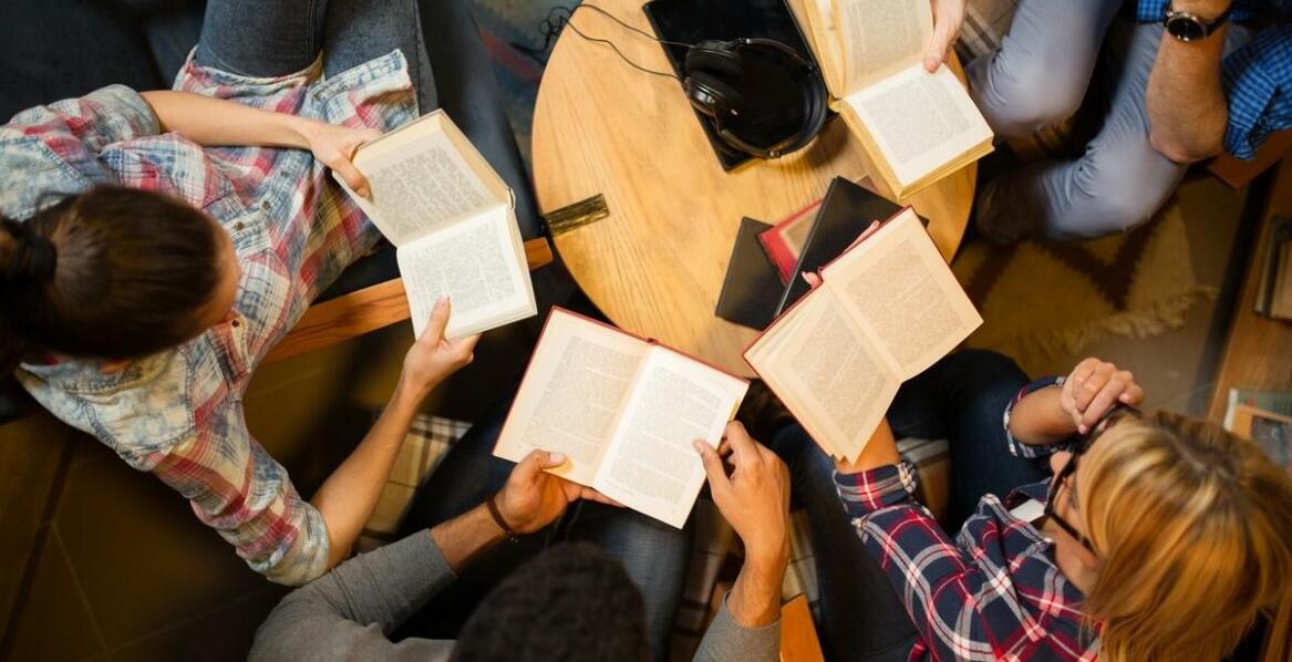 Jak biblioterapia wpływa na dobrostan psychiczny seniorów w domach opieki?