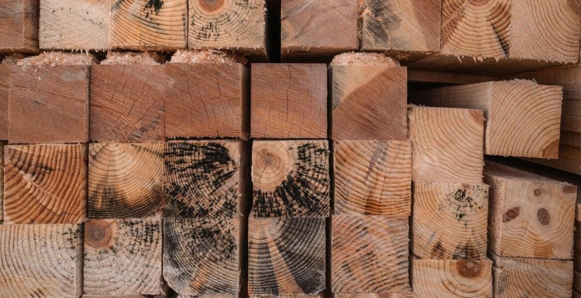 Drewno budowlane – jakie rodzaje najlepiej sprawdzają się w konstrukcjach?