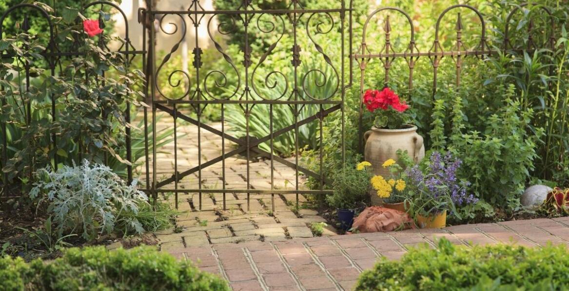 Odlewy żeliwne artystyczne jako elementy dekoracyjne w ogrodach i parkach