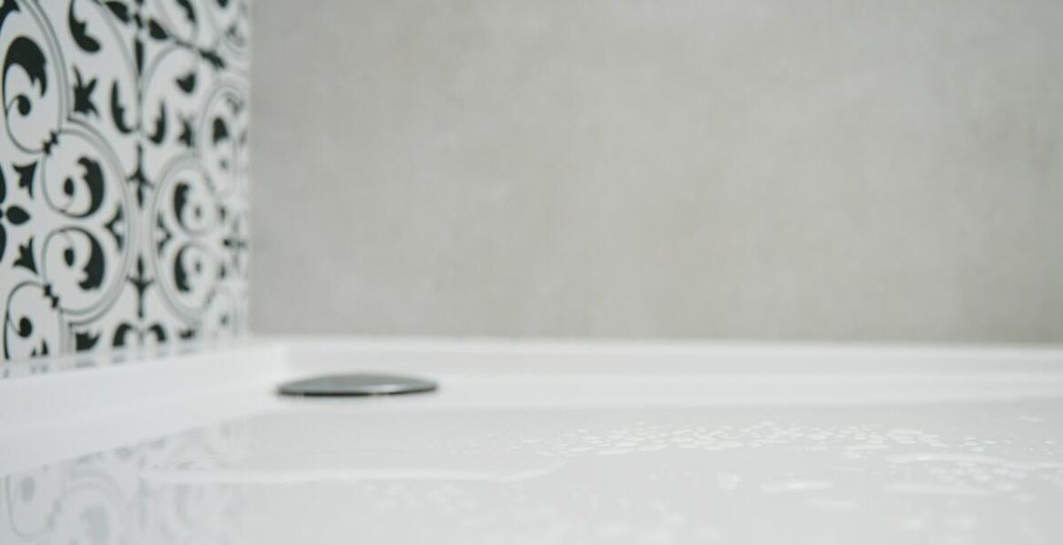 Jak odpowiednio dobrać płytki do małej łazienki, by optycznie powiększyć przestrzeń?