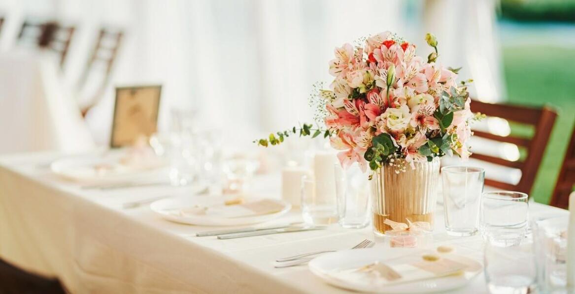 Wpływ wynajmu namiotu weselnego na budżet ślubny