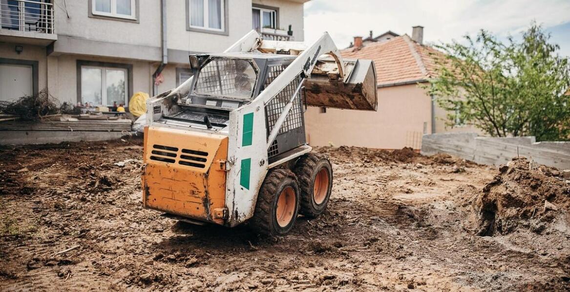 Jakie są korzyści z krótkoterminowego wynajmu miniładowarki?