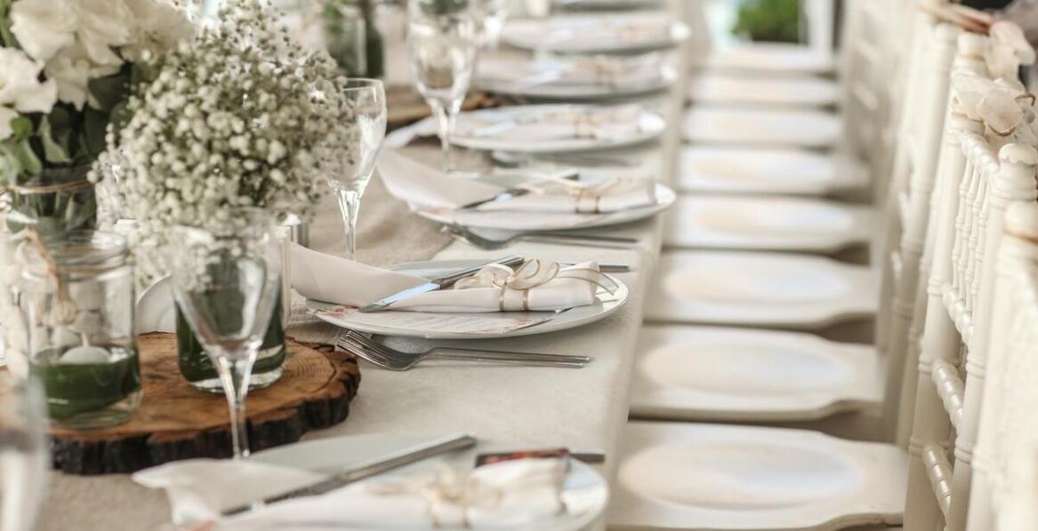 Ubranka na chrzest dla bliźniaków – jak skompletować zestaw?