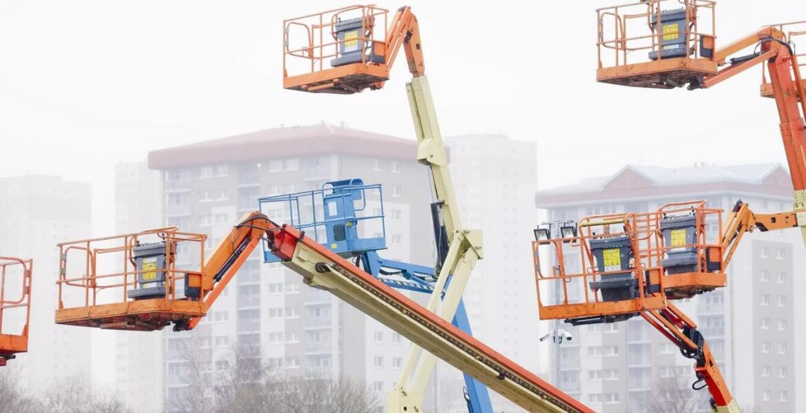 Zastosowanie ładowarek teleskopowych w różnych branżach – dlaczego warto się szkolić?