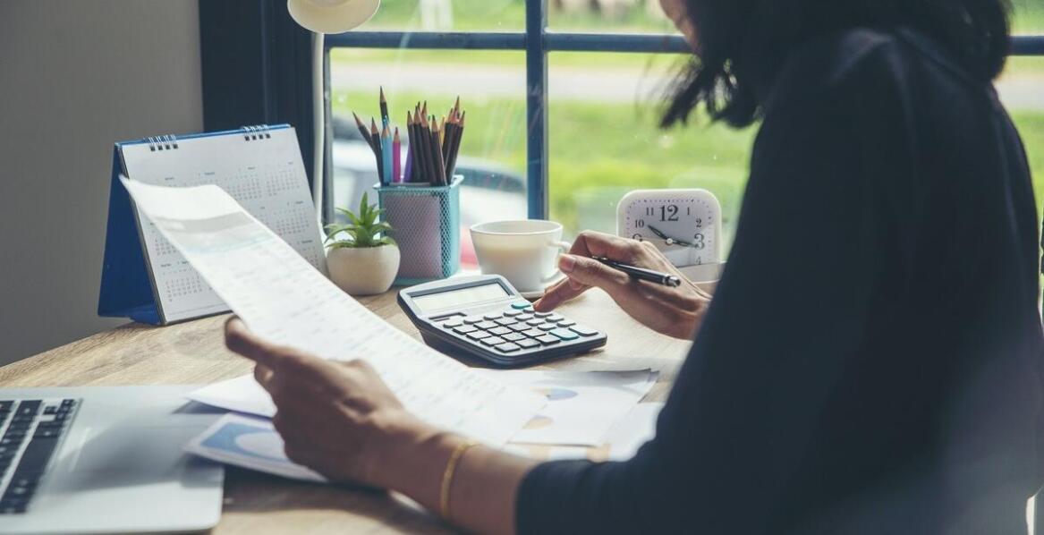 Jakie są wyzwania związane z uproszczoną księgowością dla małych firm?