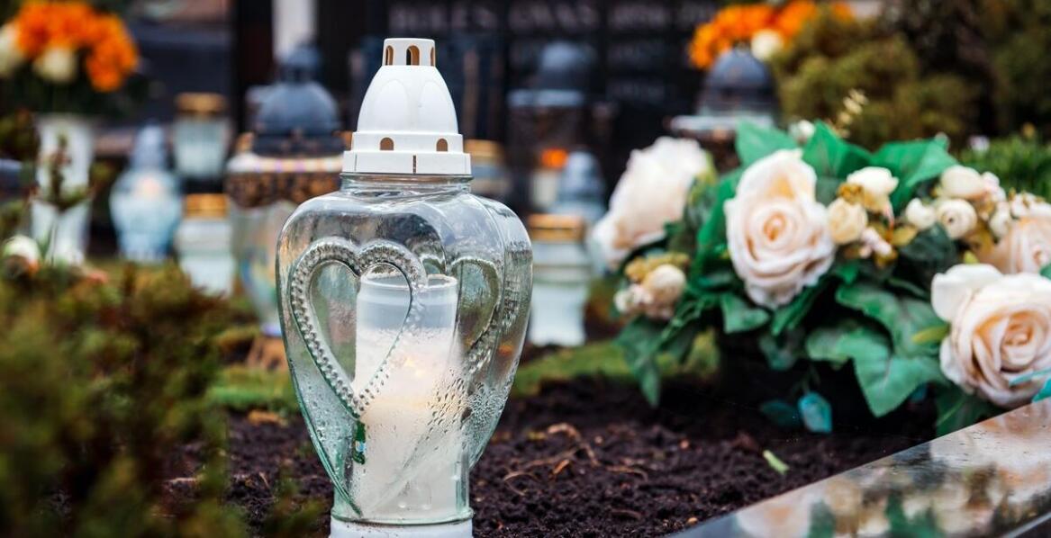 Różnorodność stylów wazonów na pomniki – jak dopasować do lokalnych tradycji?