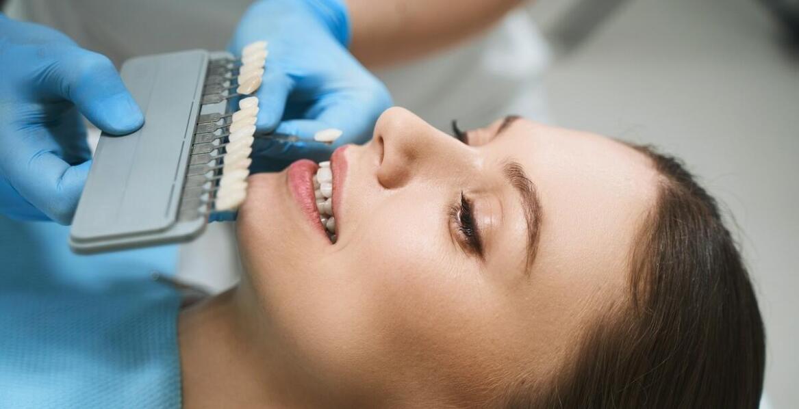 Jakie są zalety stosowania licówek porcelanowych w stomatologii estetycznej?