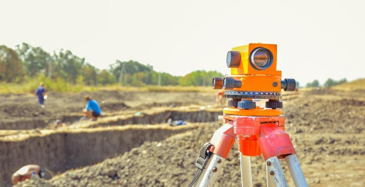 W jaki sposób usługi geodezyjne wspomagają inwestycje infrastrukturalne?