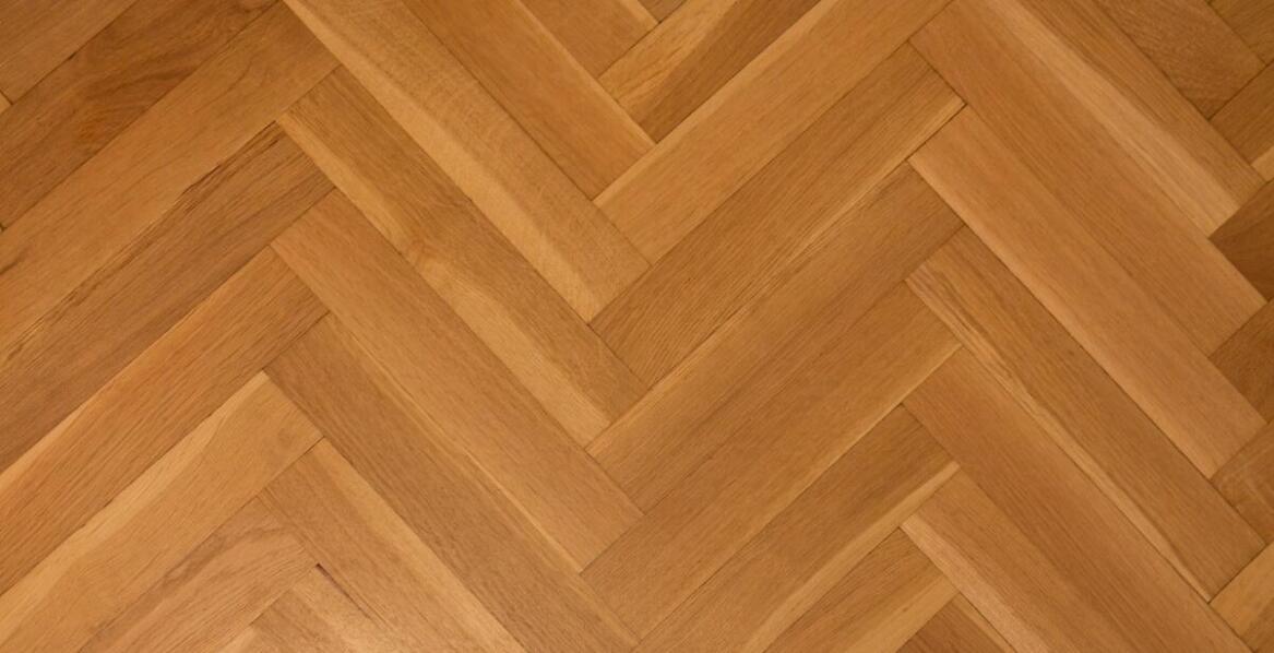 Podłogi trójwarstwowe na ogrzewanie podłogowe – co warto wiedzieć?