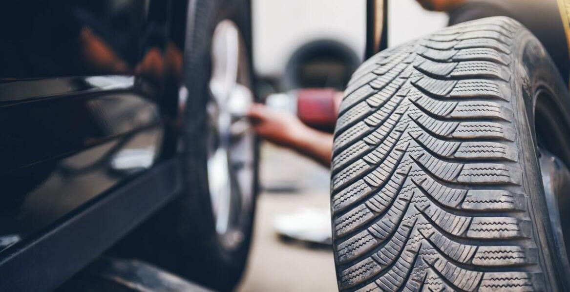 Jakie są najczęstsze uszkodzenia opon i jak je naprawiamy w serwisie?