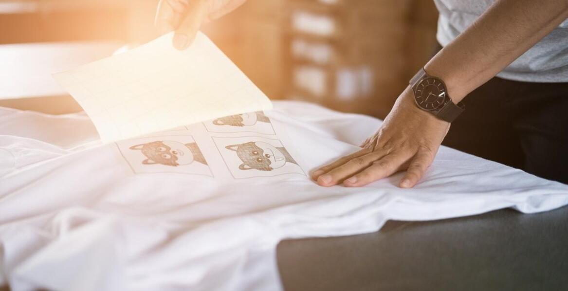 Personalizacja ubrań: stwórz swój własny biały t-shirt z napisem