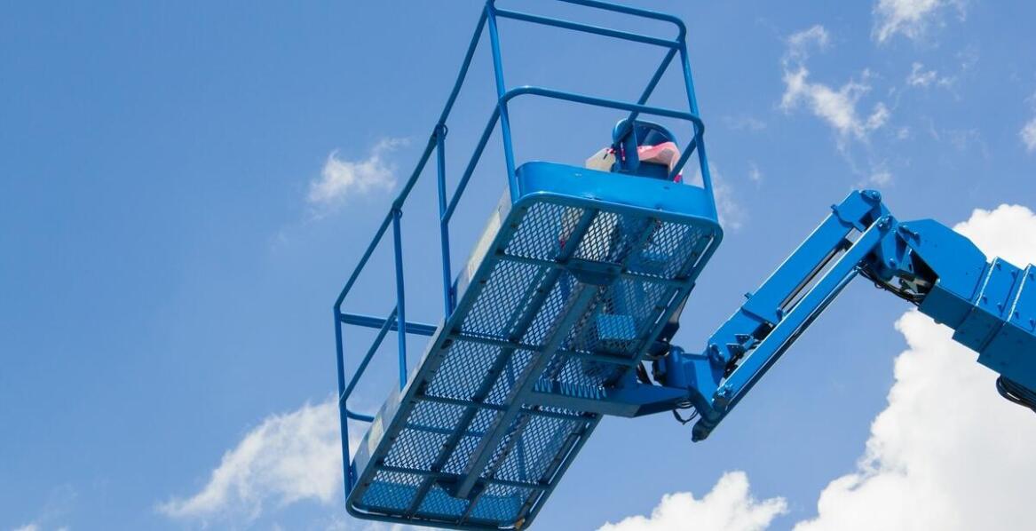 Renowacja elewacji z zastosowaniem podnośników koszowych