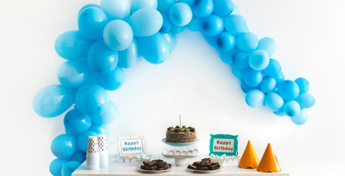 Jakie akcesoria do balonów oferuje hurtownia artykułów dekoracyjnych?