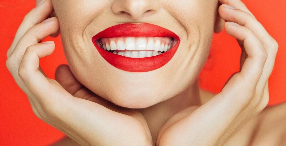 Porównanie różnych metod wybielania zębów dostępnych na Bielanach