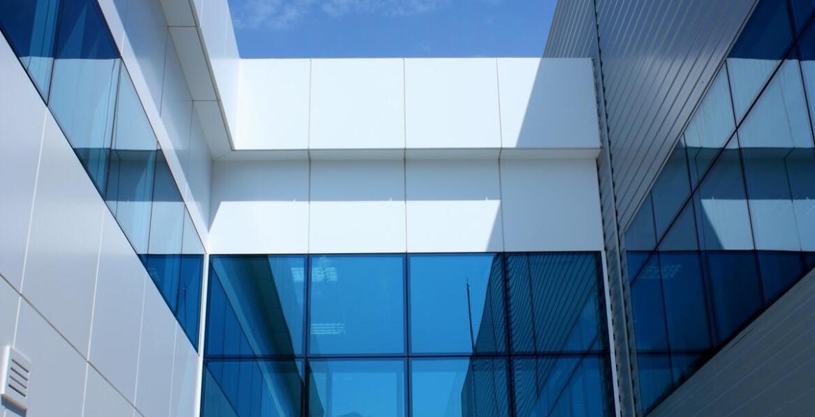 Elewacje aluminiowe a łatwość konserwacji – co warto wiedzieć?