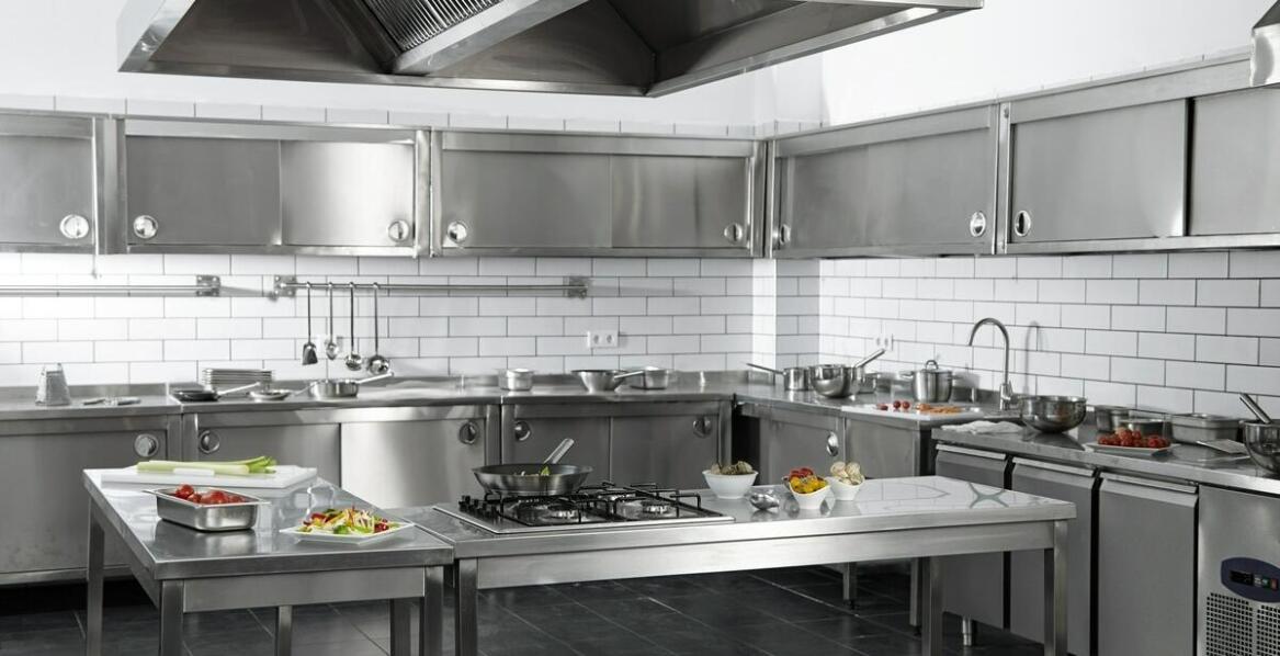 Jak meble ze stali nierdzewnej przyczyniają się do zachowania standardów higieny?