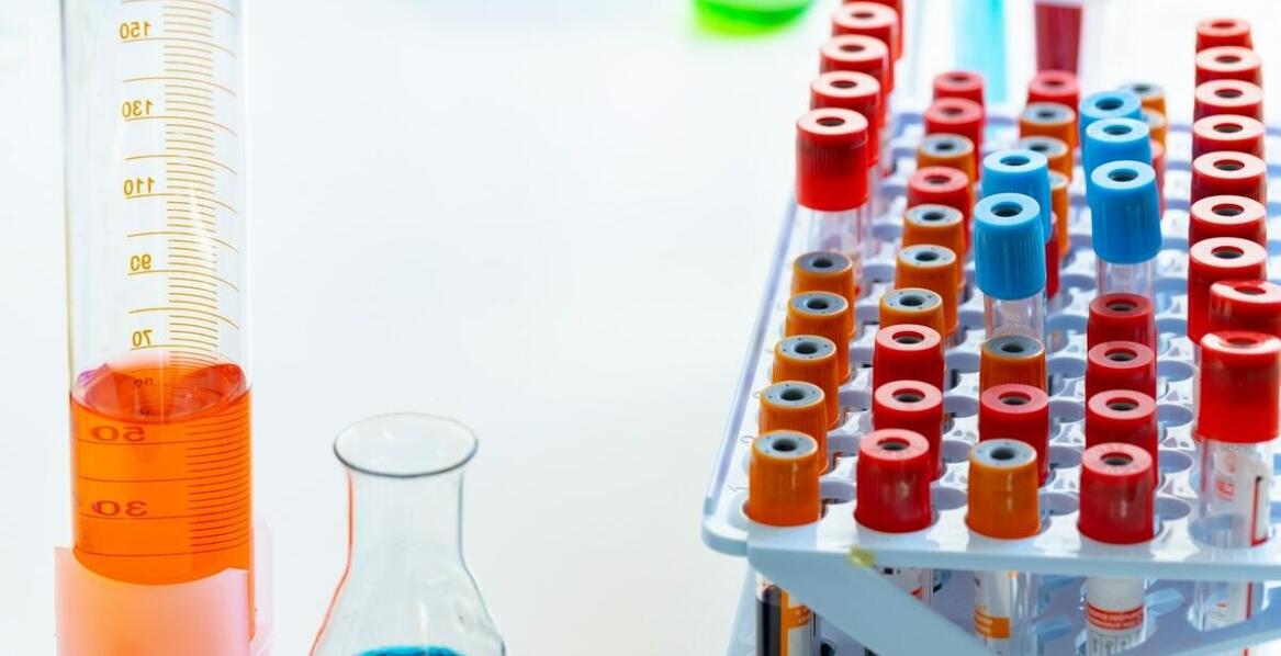 Jak analiza genetyczna pomaga w diagnozie problemów z włosami?