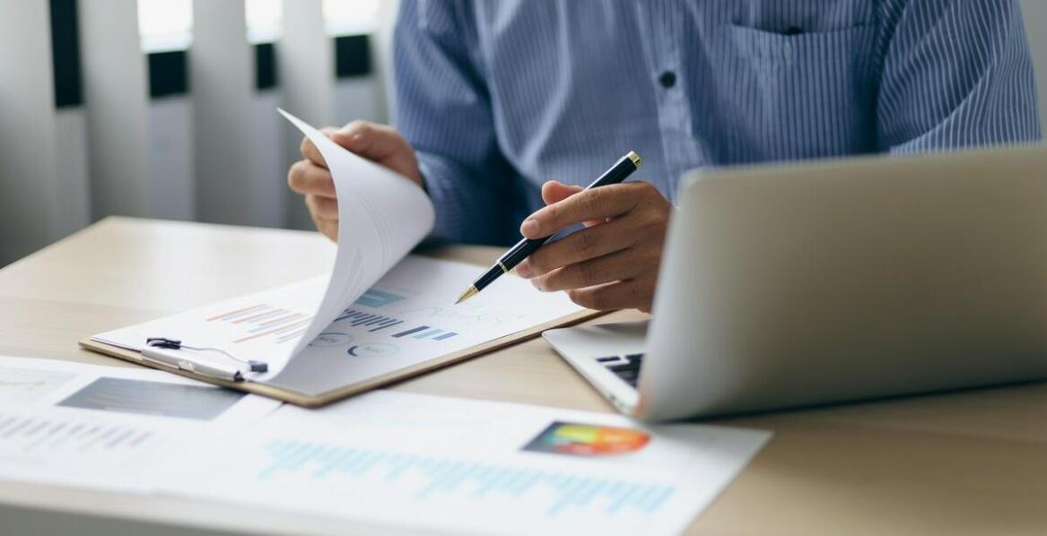 Skrócenie okresu kredytowania czy zmniejszenie raty – jakie rozwiązanie będzie bardziej opłacalne w kontekście mniejszych odsetek?