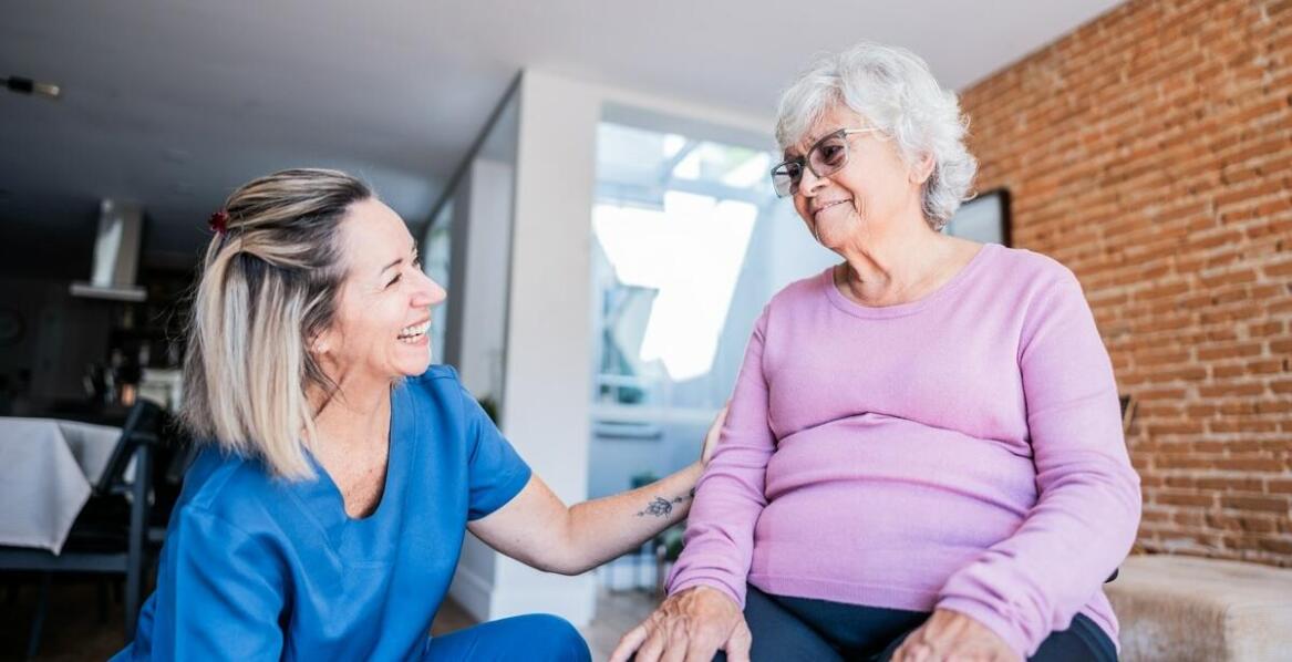 Jak agencje pomagają opiekunkom w codziennych wyzwaniach pracy z seniorami?