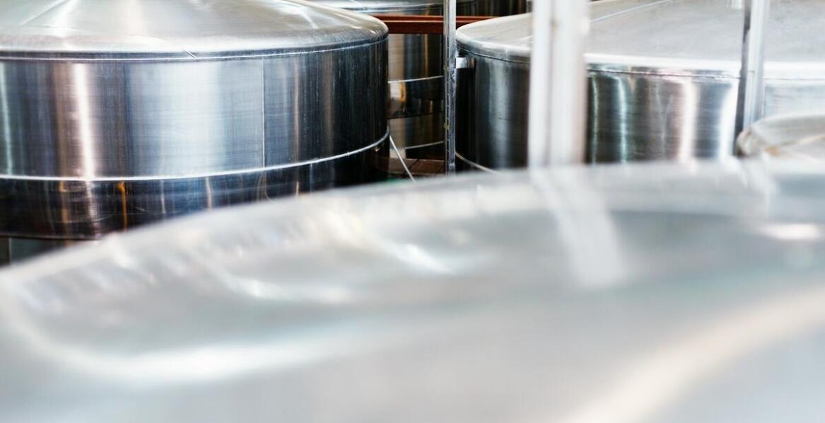 Porównanie różnych technologii izolacji zbiorników: co wybrać?