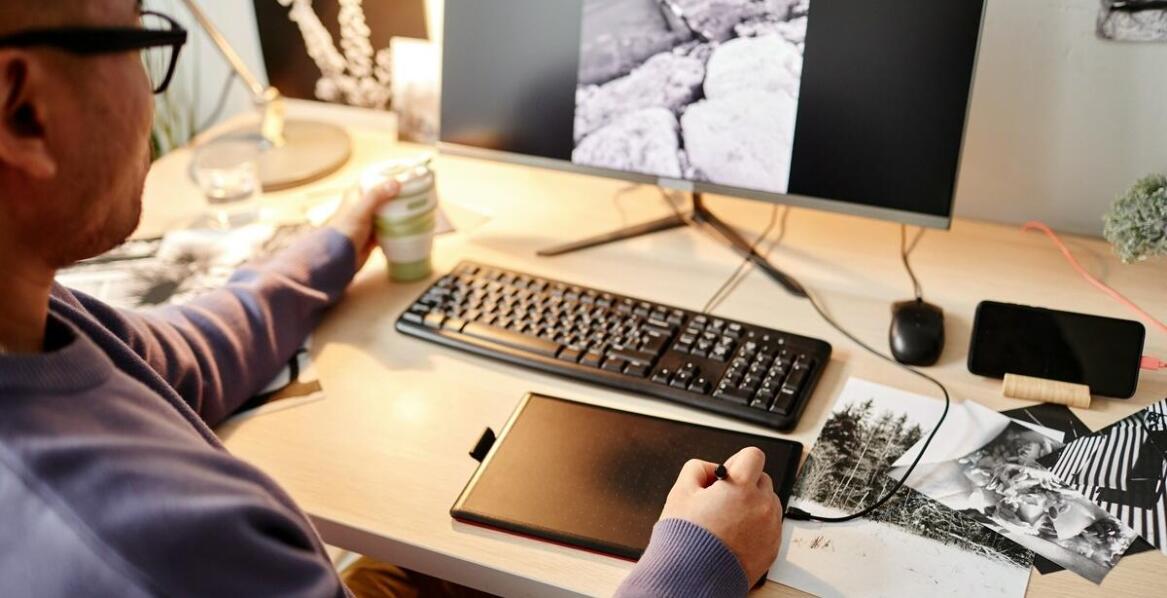 Druk plakatów: jakie elementy przyciągają wzrok odbiorców?