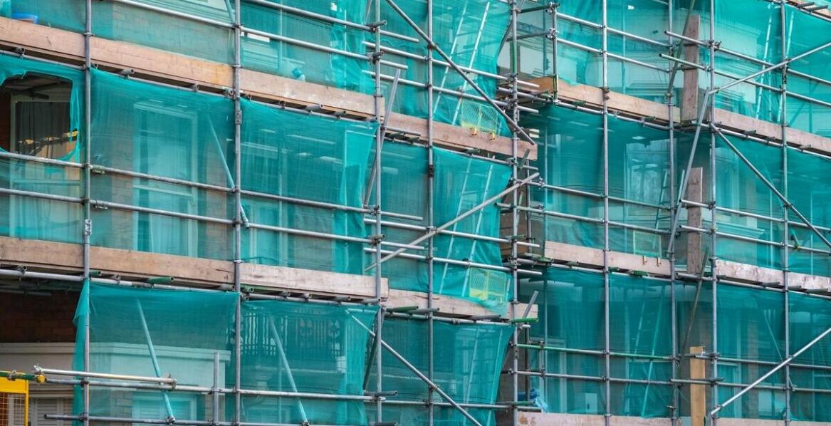 Jak rusztowanie choinkowe 50 m2 wspiera prace remontowe elewacji?