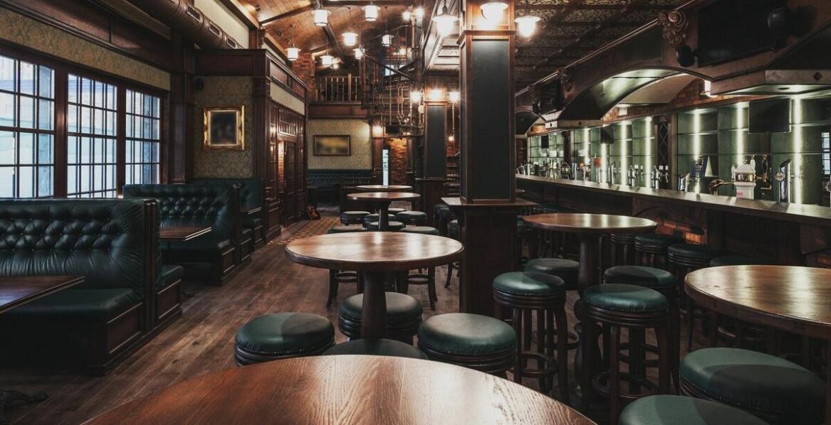 Włoskie hokery i krzesła – elegancja w jadalni