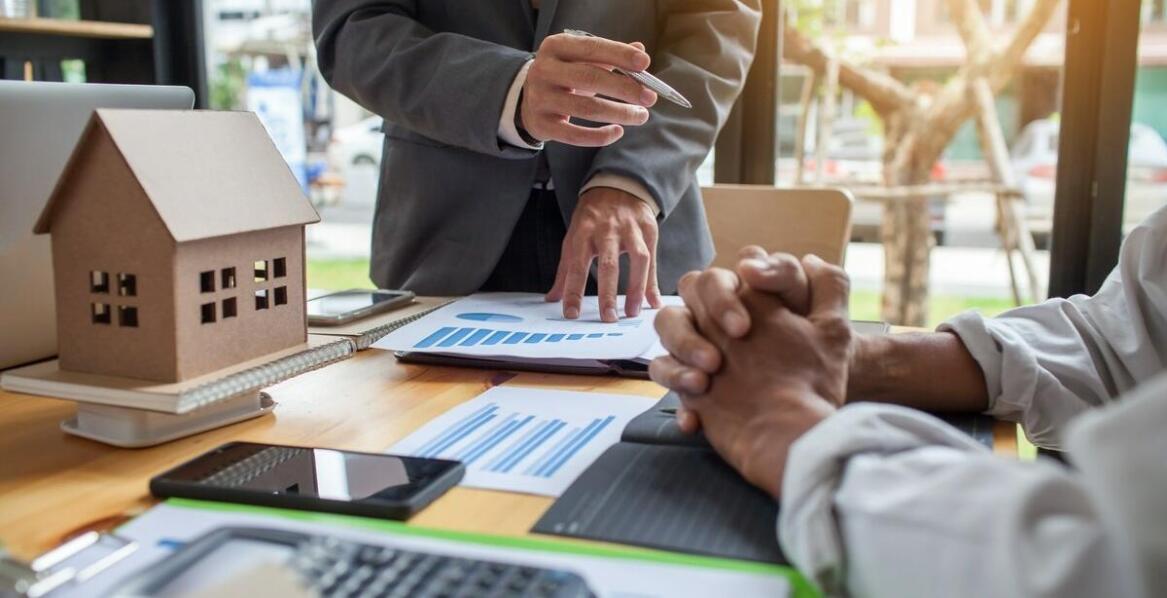 Pośrednik nieruchomości – jak pomaga w negocjacjach przy zakupie mieszkania?