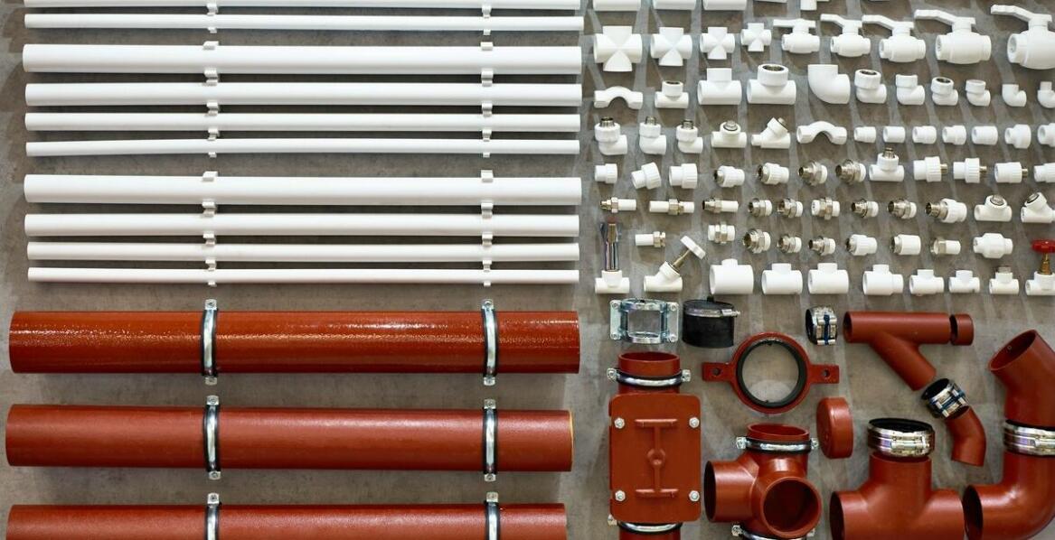 Kształtki kanalizacyjne – różnorodność rozmiarów dla każdej instalacji