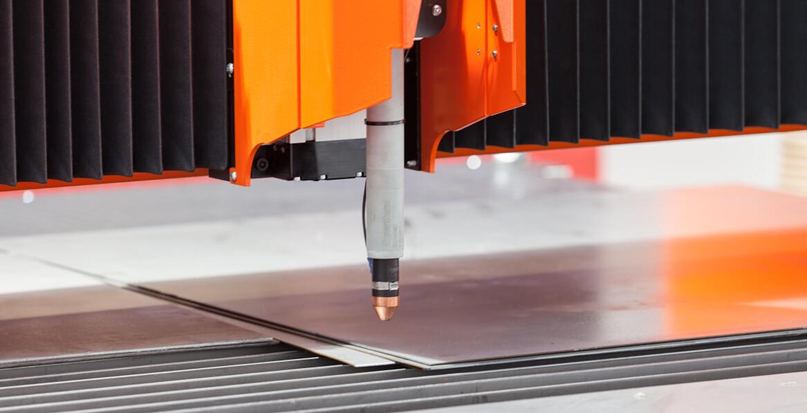 Zalety cięcia blachy na wymiar w produkcji elementów motoryzacyjnych