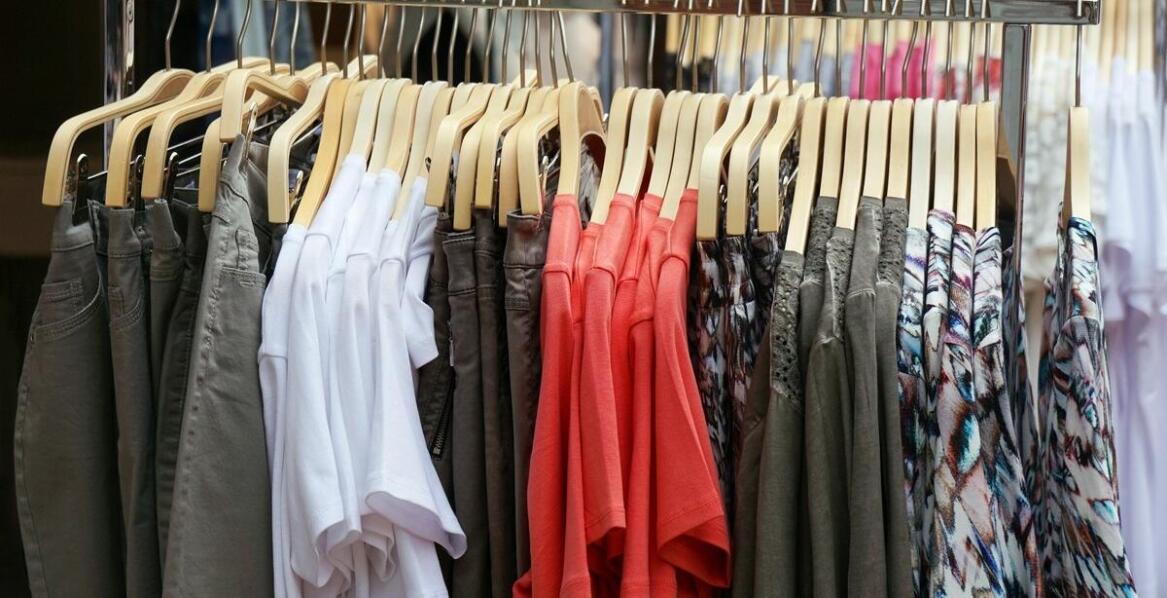 Codzienne bluzki, które łączą wygodę z elegancją - nasze propozycje