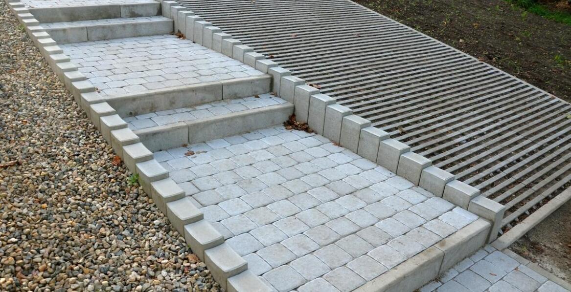 Płyty betonowe drogowe jako element strategii zarządzania wodami opadowymi
