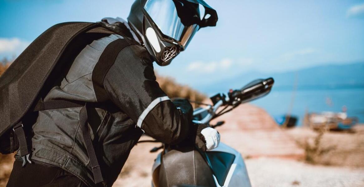 Kaski integralne a tłumienie hałasu podczas jazdy - jak to działa?