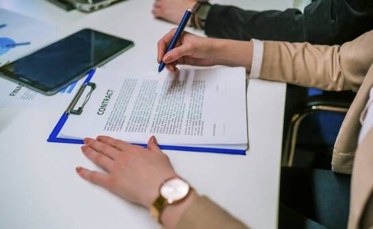 Jak unikać błędów w umowach o pracę dzięki wsparciu prawnika?