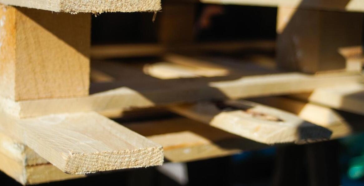 Zastosowanie palet drewnianych w transporcie materiałów budowlanych