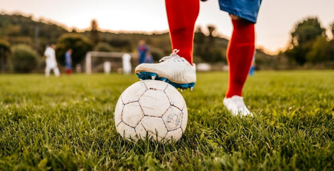 Wyjazdy na zagraniczne obozy piłkarskie – jak wpływają na budowanie charakteru młodych sportowców?