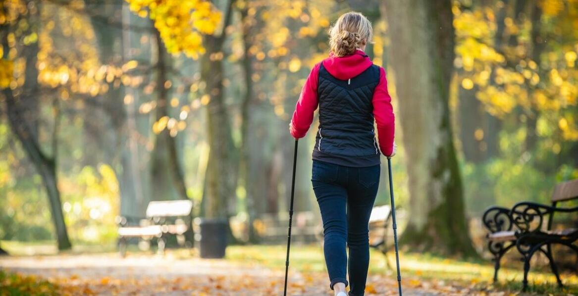 Odkryj zalety nordic walking w okolicach hotelu nad morzem