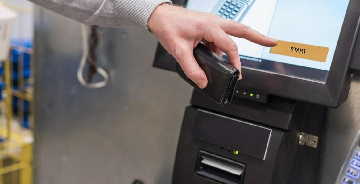 Jak kioski multimedialne mogą poprawić obsługę klienta w sektorze bankowym?