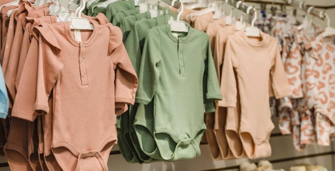 Jakie materiały są najlepsze do eleganckich ubranek dla chłopców?