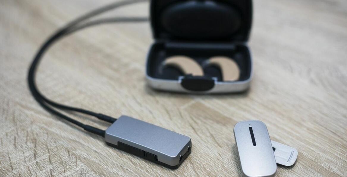 Jakie funkcje oferują najlepsze aparaty słuchowe dla osób z różnymi rodzajami niedosłuchu?