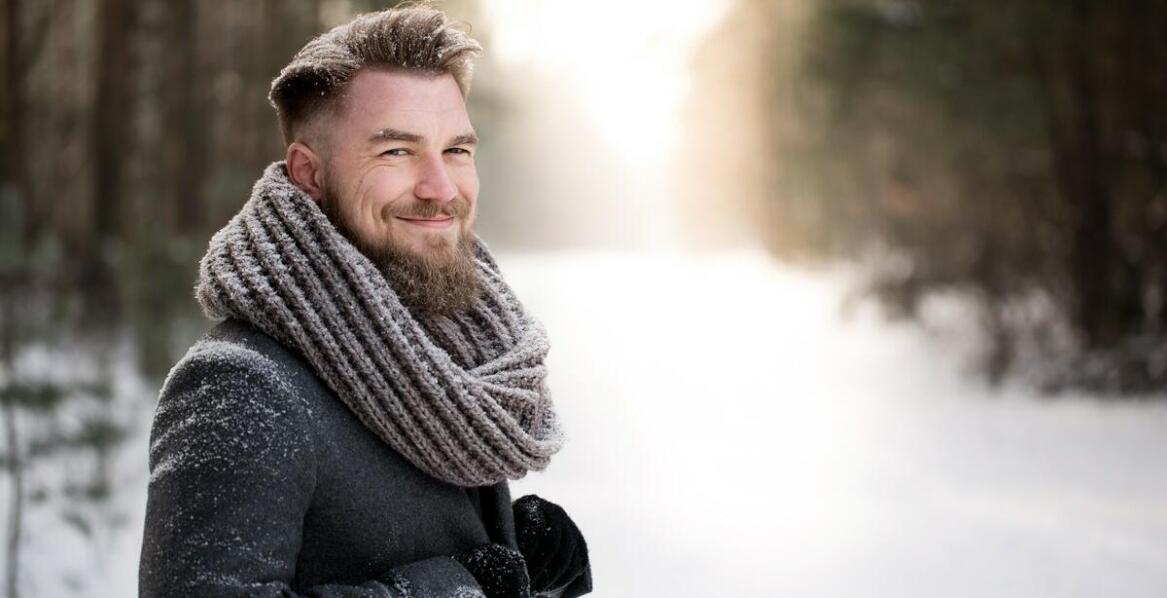 Jakie dodatki najlepiej komponują się z czarną czapką uszatką?