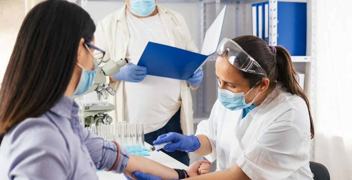 Jakie zmiany związane z wiekiem mogą wpływać na rozpoznawanie guzów przysadki?