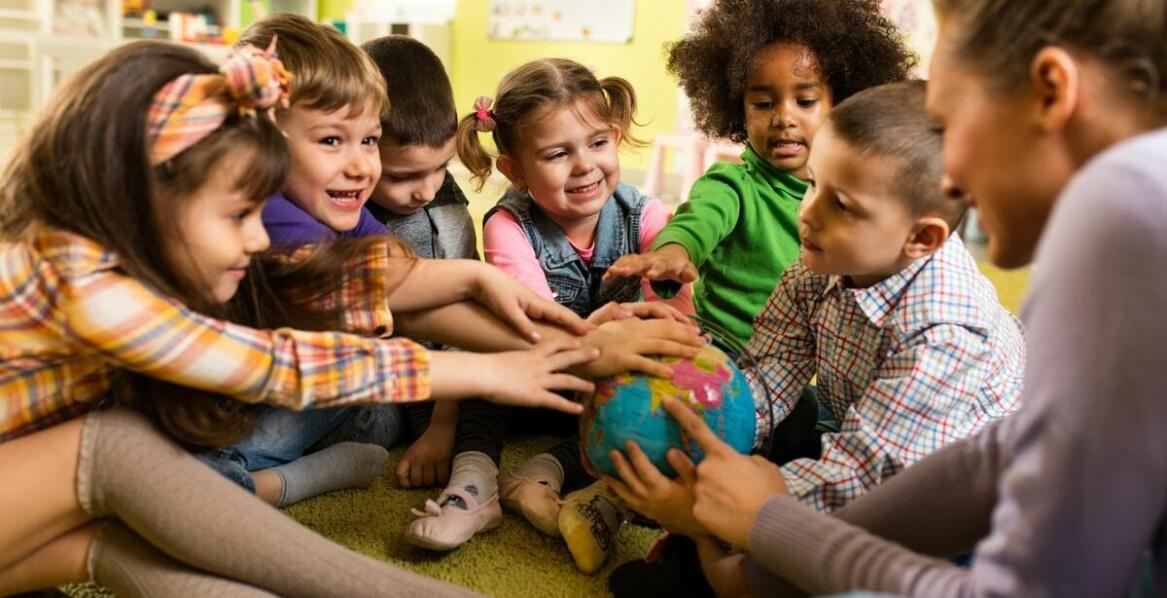 Jak plansze edukacyjne mogą wspierać naukę w kontekście tematu zaludnienia?