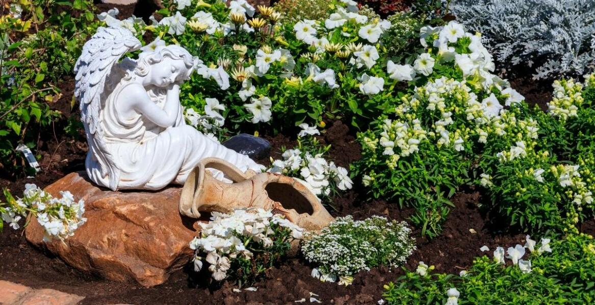 Jak granit szwedzki czarny wpływa na estetykę i funkcjonalność ogrodów?