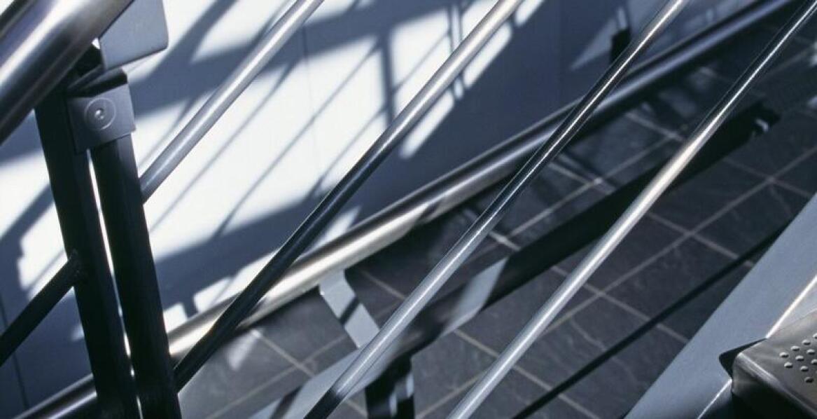 Jak wybrać odpowiednie systemy mocowania dla balustrady z linek?